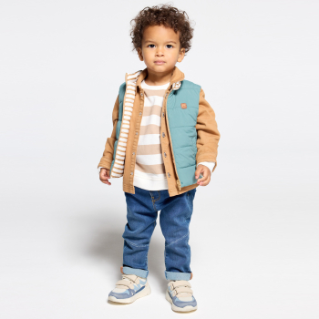 سترة بدون أكمام بوجهين باللون الأخضر للأطفال الصغار.